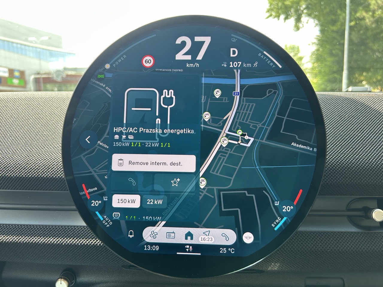 Nalezení dobíječky PRE v navigaci MINI JCW Aceman: foto Žena v autě.cz